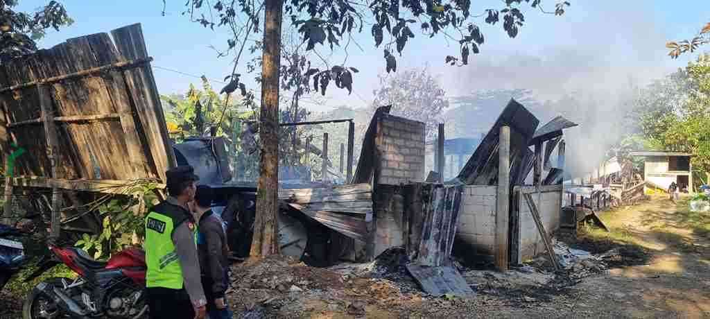 Kebakaran melanda sebuah kandang ayam di Dukuh Krajan II Desa Pejengkolan Kecamatan Padureso Kabupaten Kebumen Diduga Akibat Gesole Bocor