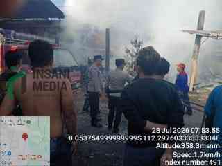 Kebakaran melanda sebuah kandang ayam milik warga di Desa Tambakan Kecamatan Gandusari Kabupaten Blitar