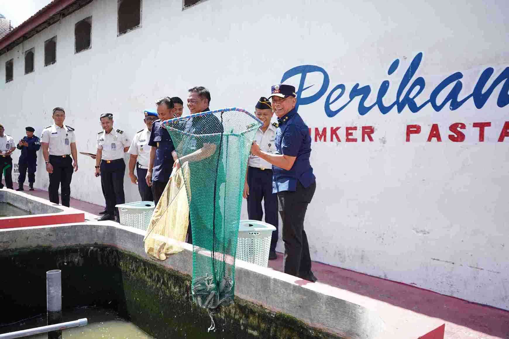 Kepala Kantor Wilayah Direktorat Jenderal Pemasyarakatan Jawa Timur Kusnali meninjau area ketahanan pangan di Lapas Kelas IIB Blitar