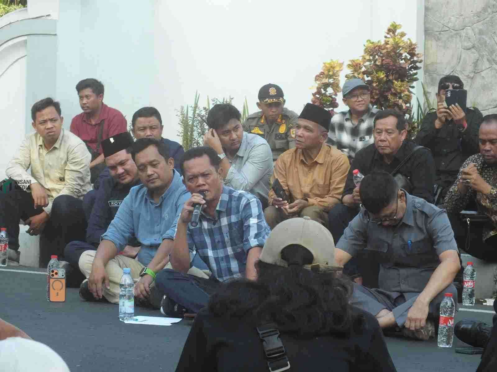 Ketua DPRD Kabupaten Purworejo Tunaryo dan Anggotanya saat Menemui Warga yang Berunjukrasa di DPRD Purworejo