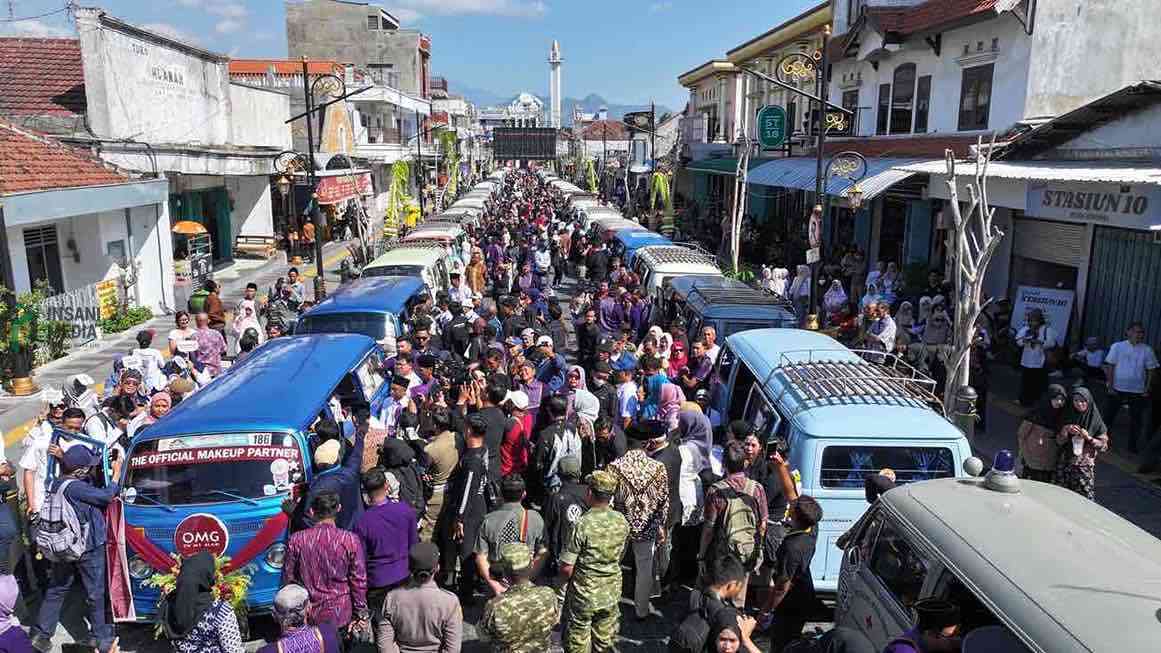 Sebanyak 53 Pasangan Menikah di VW Kombi, Kota Kediri Pecahkan Rekor MURI Kota Kediri Pecahkan Rekor MURI Sebanyak 53 Pasangan Menikah dengan Mobil VW