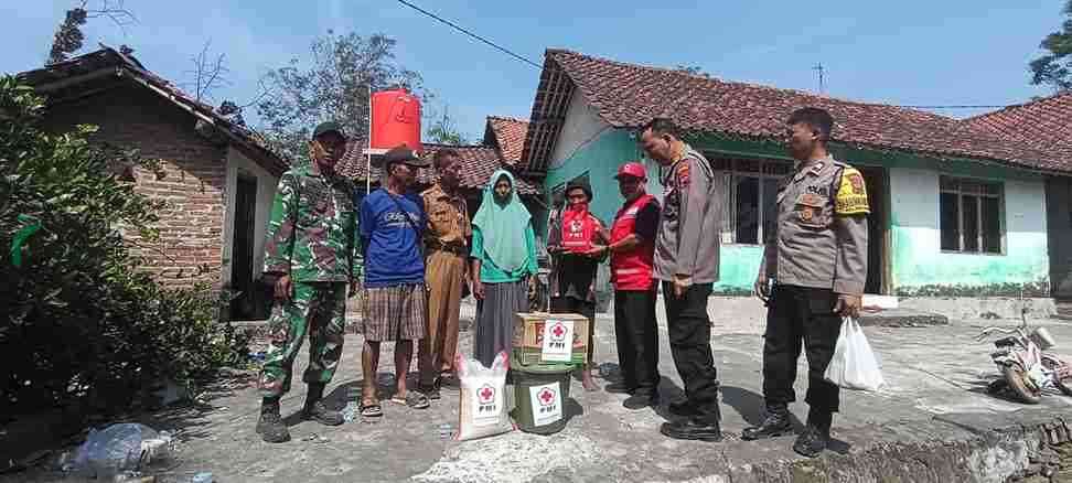 PMI Purworejo Memberikan Bantuan kepada Korban Pohon Tumbang di Desa Wero Kecamatan Ngombol Kabupaten Purworejo