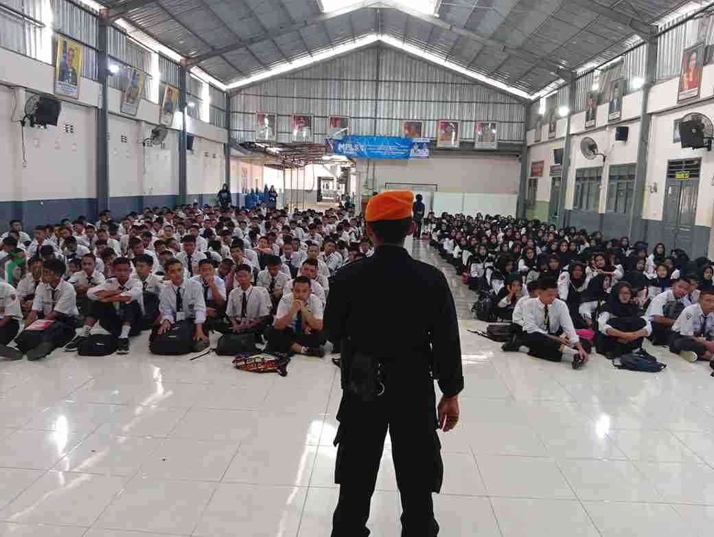 KAI Daop 7 Madiun Edukasi Ratusan Siswa demi Tingkatkan Keselamatan di Perlintasan Kereta PT KAI Daop 7 Madiun Gelar Sosialisasi Keselamatan di Perlintasan Kereta Api bersama Ratusan Siswa dari SMKN 1 Rejotangan Kabupaten Tulungagung