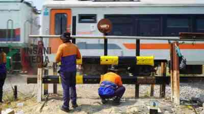 PT KAI Daop 7 Madiun Menutup Perlintasan Kereta Api