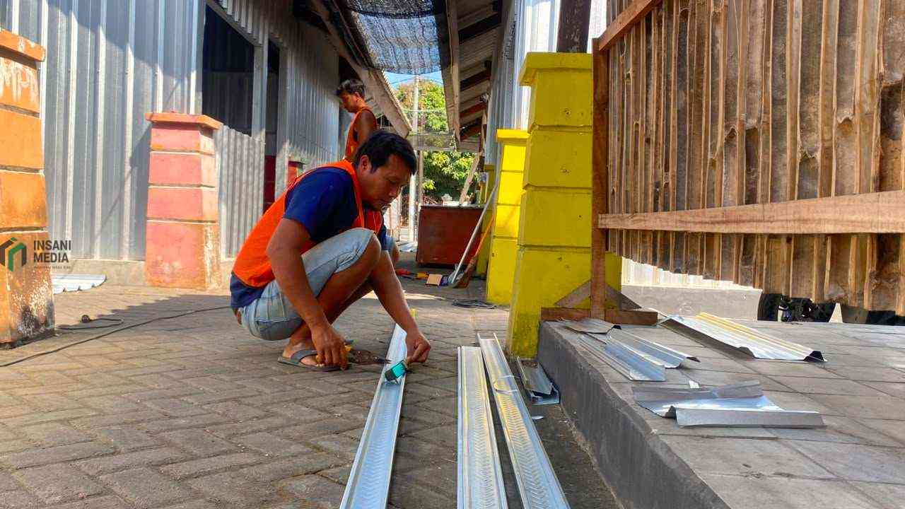 Pemkot Blitar Revitalisasi Pasar Pahing, Puluhan Kios Masih Kosong Pekerja Sedang Memperbaiki Pasar Pahing Kota Blitar