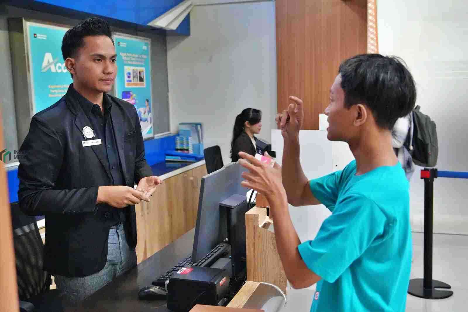 KAI Daop 7 Madiun Ramah Disabilitas, Gunakan Bahasa Isyarat Permudah Komunikasi di Hari Anak Nasional Pelayanan KAI Ramah Difabel di Stasiun Blitar Gunakan Bahasa Isyarat Permudah Komunikasi