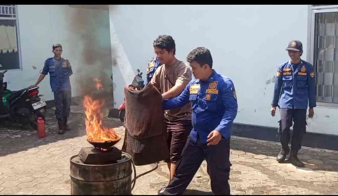 Pemerintah Kelurahan Purworejo Kecamatan Purworejo Kabupaten Purworejo Mengandeng Damkar Memberi Pelatihan Penanggulangan Kebakaran bagi Warga