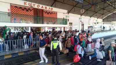Penumpang Kereta Api di Stadiun Kutoarjo Purworejo