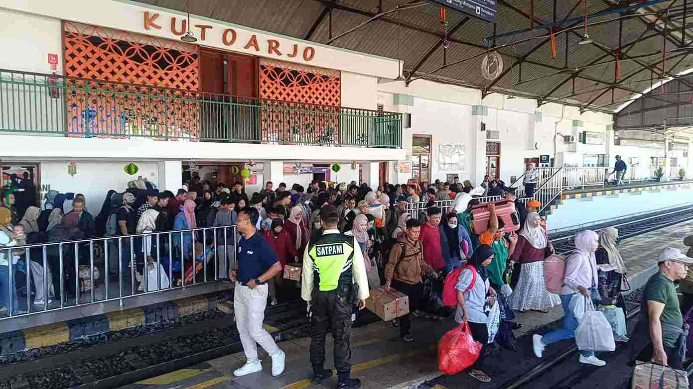 Penumpang Kereta Api di Stadiun Kutoarjo Purworejo