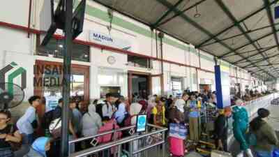 Penumpang Kereta Api di Stasiun Kota Madiun