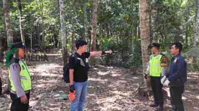 Petugas Melakukan Olah TKP di Lokasi Seorang Pria Jatuh saat Menderes Nira di Puring Kebumen