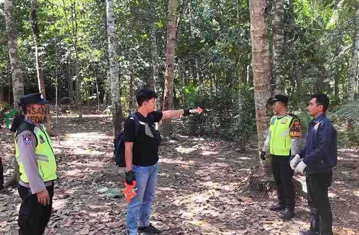 Petugas Melakukan Olah TKP di Lokasi Seorang Pria Jatuh saat Menderes Nira di Puring Kebumen