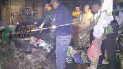 Petugas Melakukan Olah Tempat Kejadian Gas LPG Bocor di Dukuh Kebongkotan Desa Arjowinangun Kecamatan Puring Kabupaten Kebumen yang Mengakibatkan Satu Warga Terluka