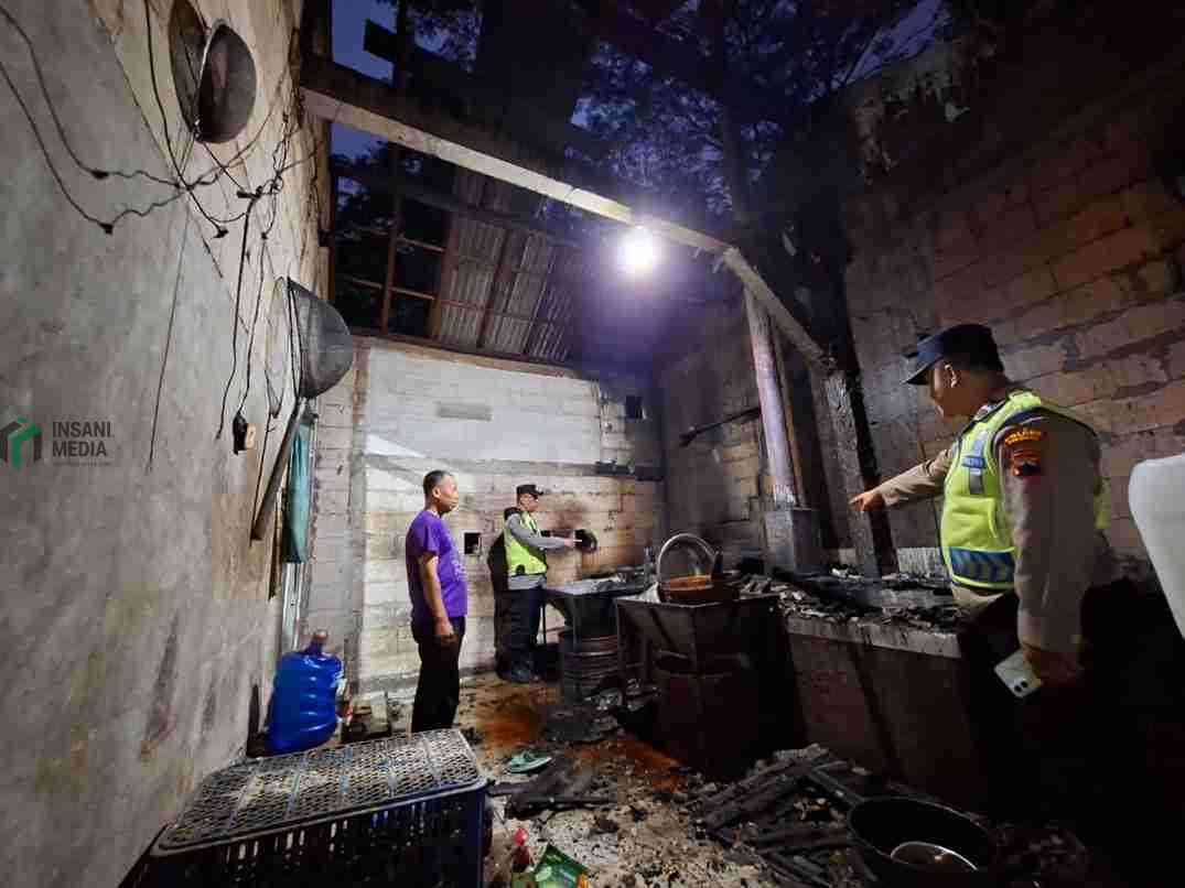 Bara Tungku Diduga Picu Kebakaran Dapur Keripik Singkong di Buayan, Kebumen Petugas Melakukan Olah Tempat Kejadian Perkara Kebakaran Dapur Kripik di Kecamatan Buaya Kebumen