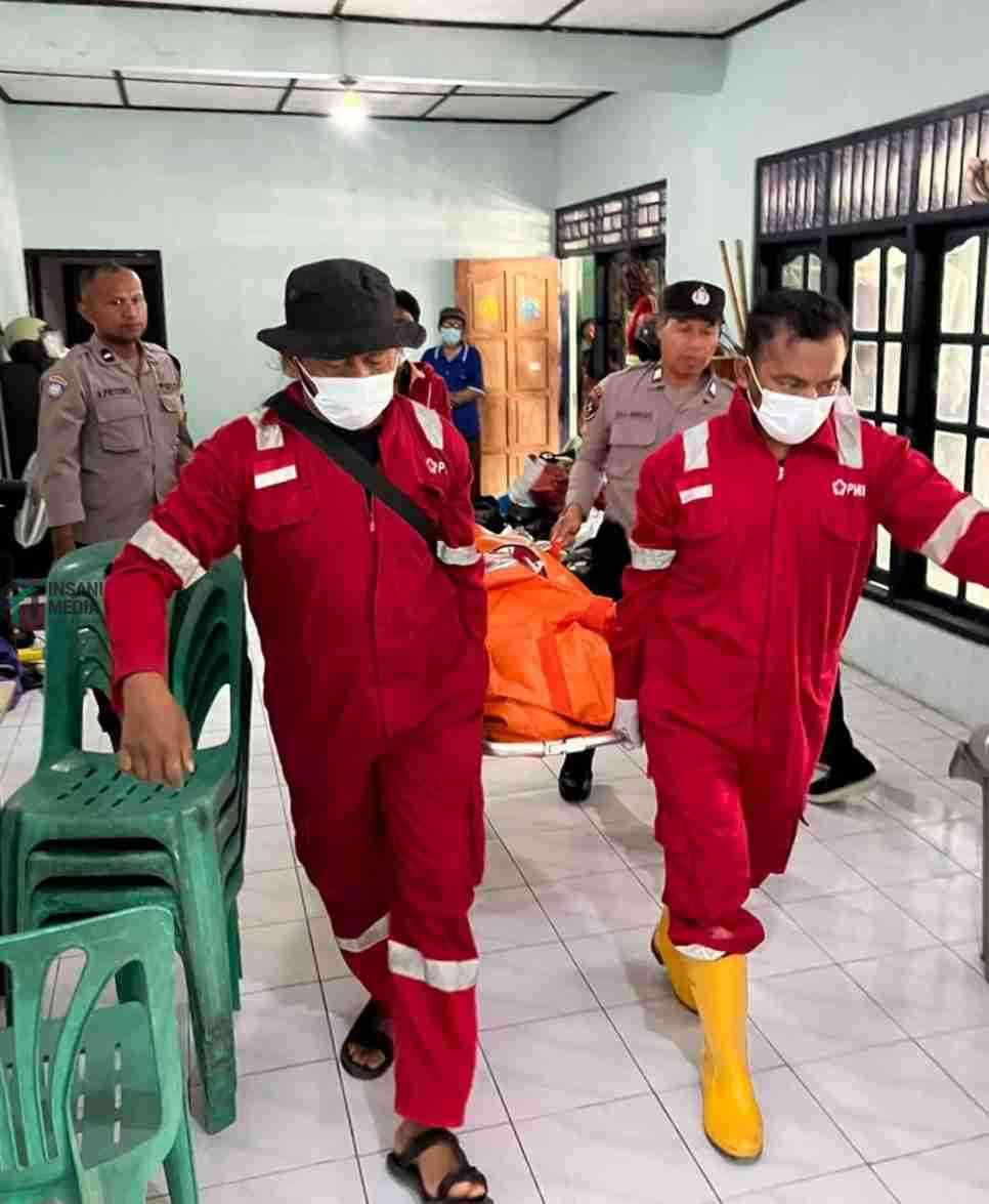 Petugas Mengevakuasi Jenazah FK 44 warga asal Blitar Jawa Timur ditemukan meninggal dunia di kosnya di Kalurahan Banguntapan Kapanewon Banguntapan Kabupaten Bantul Dok Polres Bantul