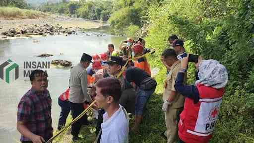 Sempat Hilang Remaja Asal Tambakrejo Ditemukan Meninggal di Sungai Bogowonto, Polisi Selidiki Penyebabnya Petugas Mengevakuasi Jenazah Remaja asal Kelurahan Tambakrejo Kecamatan Purworejo dari Sungai Bogowonto