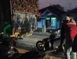 Kurang Konsentrasi, Pengendara Scoopy Tabrak Truk Tebu Parkir di Jalan Rejoso Blitar Hingga Kritis