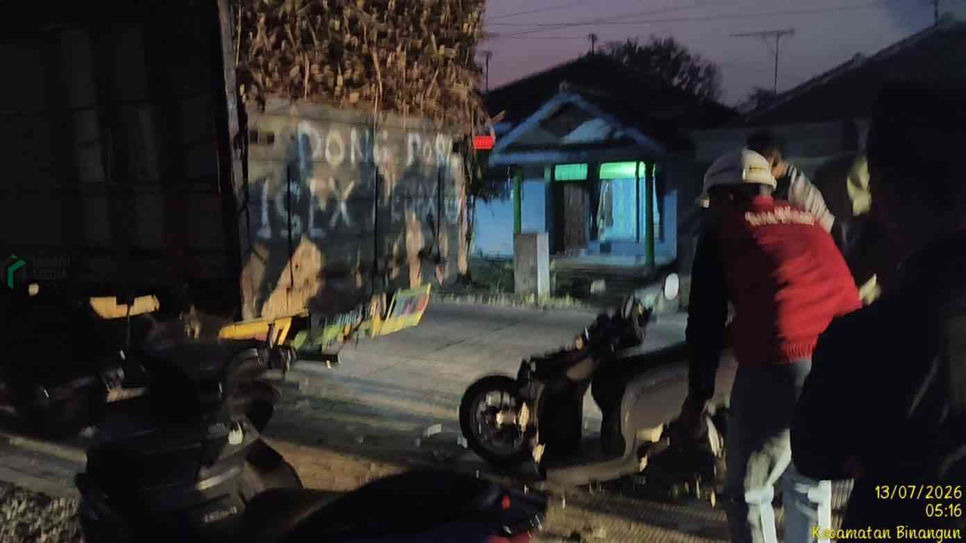 Petugas Mengevakuasi Motor yang Menghantam Truk Tebu Parkir di Jalan Raya Rejoso Binangun Blitar Sementara Sang Pengemudi Meninggal saat dalam Perawatan di Rumah Sakit