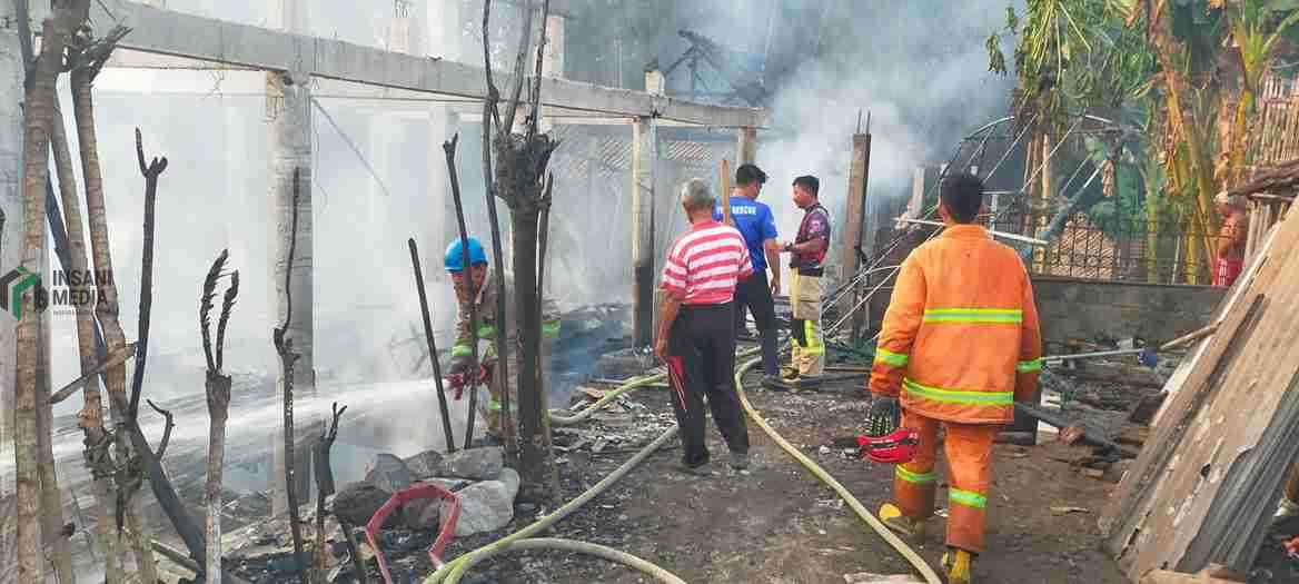 Petugas Pemadam Kebakaran Kabupaten Blitar Memadamkan Api yang Membakar Kandang Kambing Milik Suwadji di Lingkungan Ngebrak RT 03 RW 03 Kelurahan Tawangsari Kecamatan Garum Kabupaten Blitar