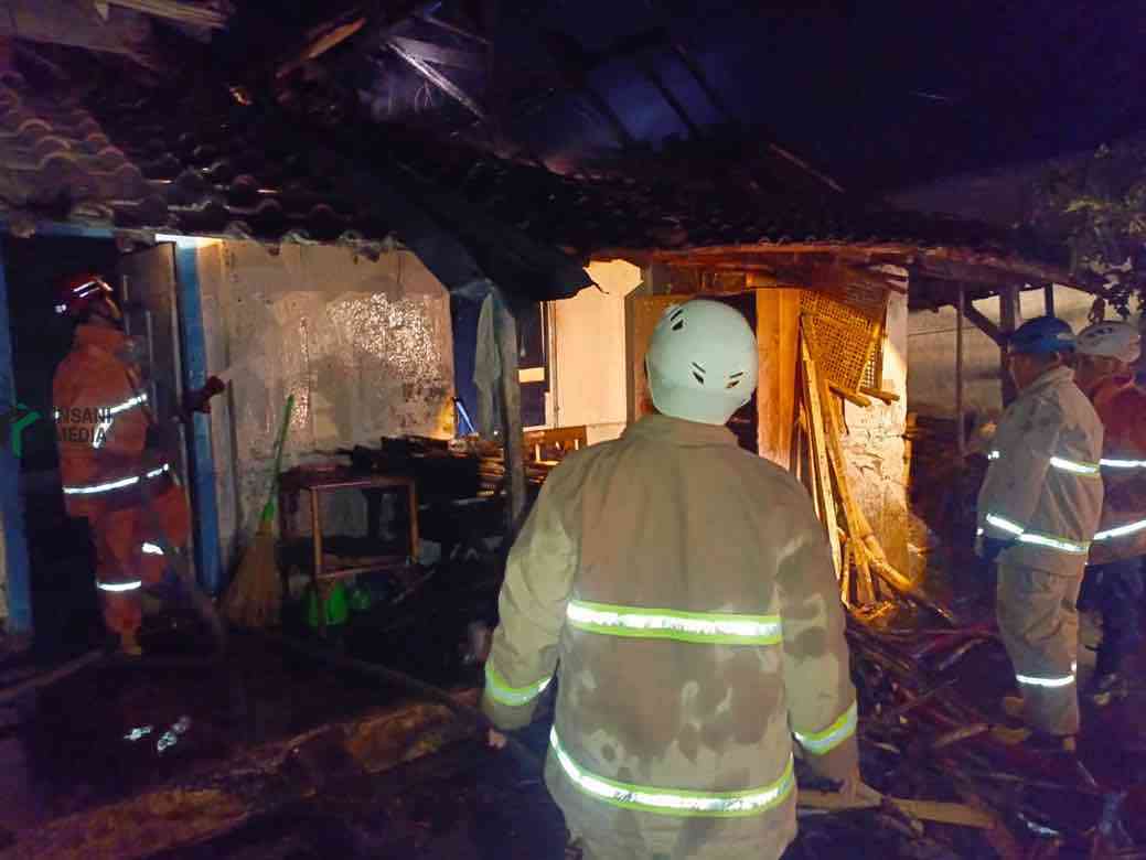Rumah di Talun Blitar Terbakar, Diduga Dipicu Korsleting Listrik Petugas Pemadam Kebakaran Memadamkan Api yang Membakar Rumah Warga di Dusun Bendorejo RT 03 RW 01 Desa Bendosewu Kecamatan Talun Kabupaten Blitar