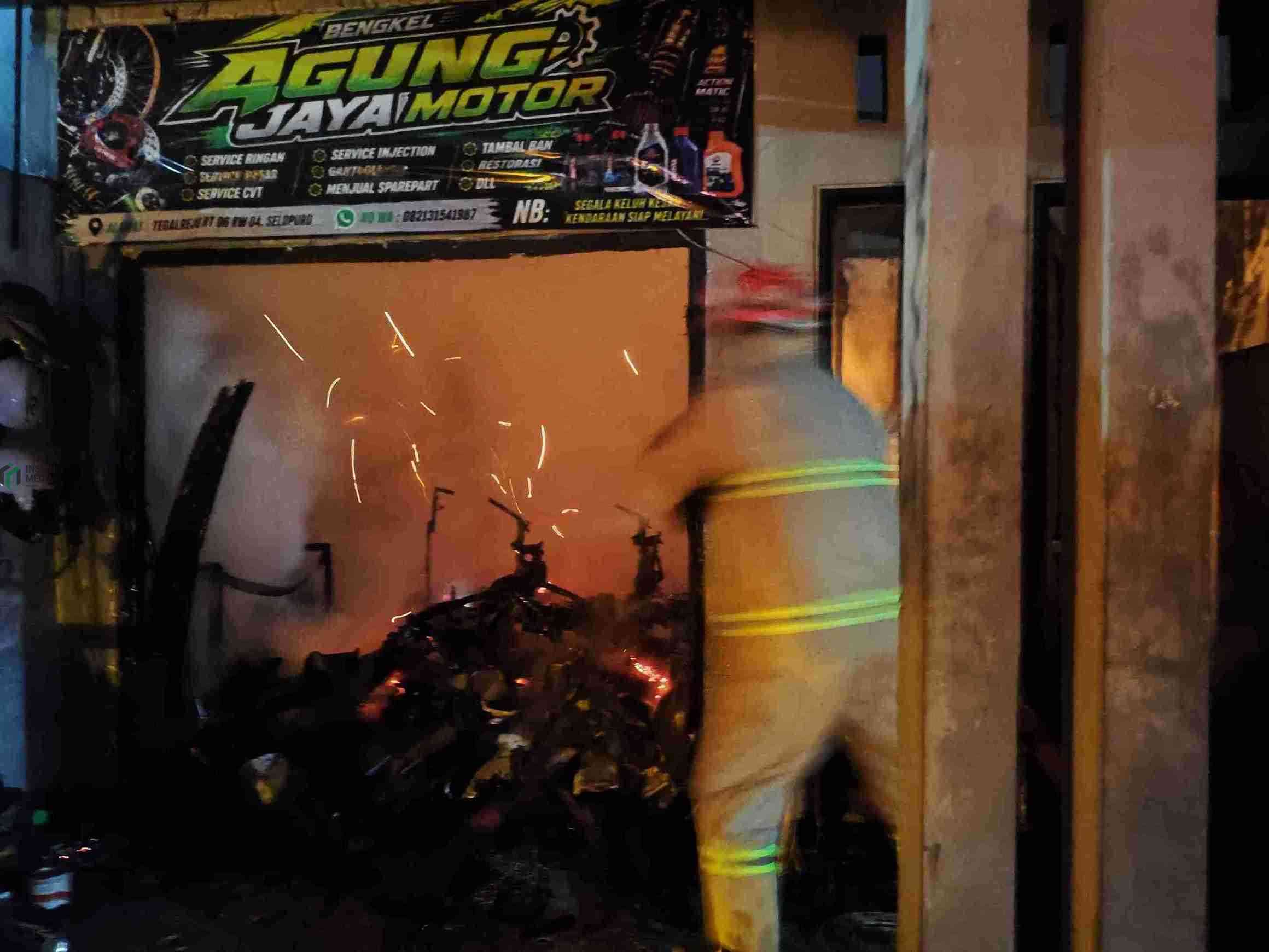 Petugas Pemadam kebakaran Kabupaten Blitar Memadamkan Api yang Membakar Rumah Milik Tuniatun 67 warga Dusun Tegalrejo RT 06 RW 04 Desa Tegalrejo Kecamatan Selopuro Kabupaten Blitar ludes terbakar