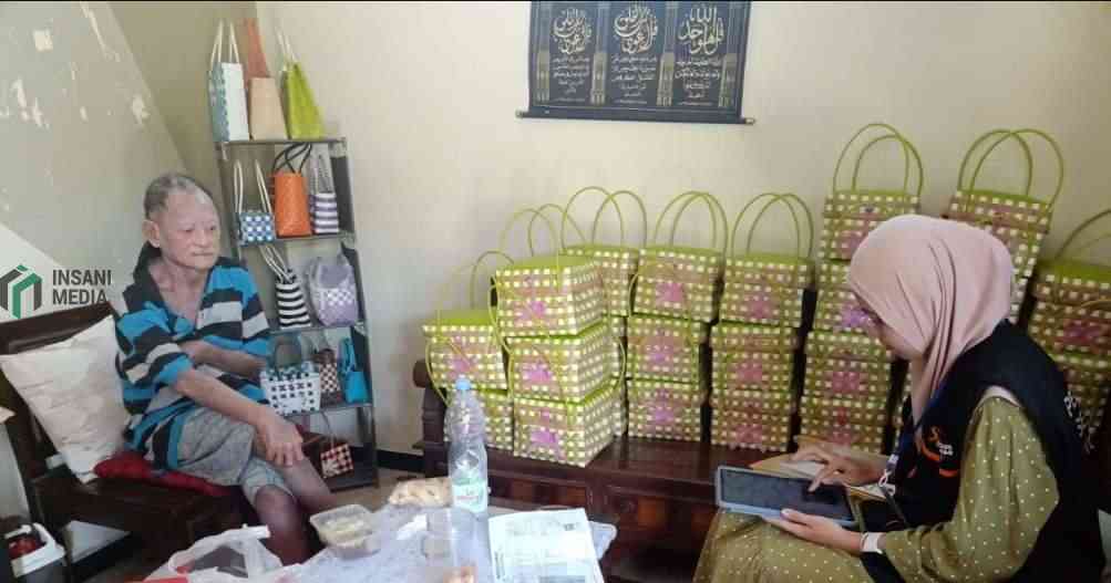 Petugas Sensus Ekonomi dari BPS saat Mensensus Warga