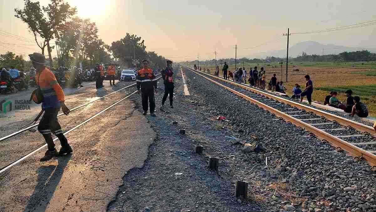 KAI Daop 7 Pulihkan Jalur Bagor–Saradan Usai KA Logawa Dihantam Truk Petugas dari PT KAI Daop 7 Madiun Melakukan Pemeriksaan Jalur usai KA Logawa di Hantam Truk di perlintasan sebidang resmi terjaga JPL 103 KM 126428 petak jalan Bagor–Saradan Kabupaten Nganjuk