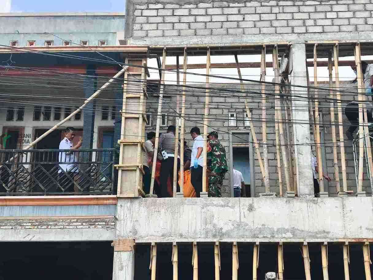 Petugas saat Mengevakuasi HA 40 warga Desa Kalipucung Kabupaten Blitar diduga mengalami sengatan listrik saat mengerjakan plester bangunan di wilayah Kecamatan Sukorejo Kota Blitar