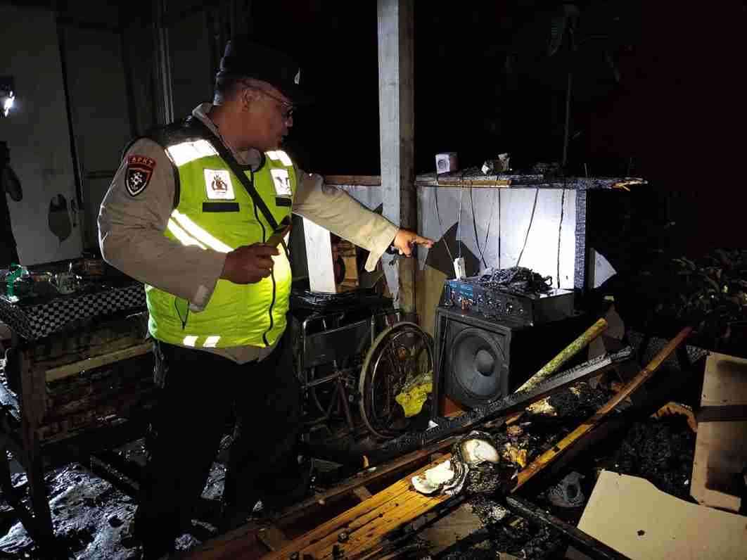 Diduga Korsleting Listrik, Rumah Warga Buayan Kebumen Hangus Terbakar Rumah Milik Ponco Destian di Dukuh Pejarakan RT 04 RW 01 Desa Adiwarno Kecamatan Buayan Kabupaten Kebumen Hangus Terbakar Diduga Akibat Konsleting Listrik