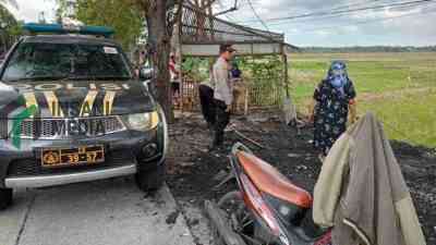 Sebuah warung kopi milik Dwi Rejeki 42 warga Dusun Pekunden RT 01 RW 01 Desa Pekunden Kecamatan Kutowinangun Kabupaten Kebumen terbakar hingga rata dengan tanah