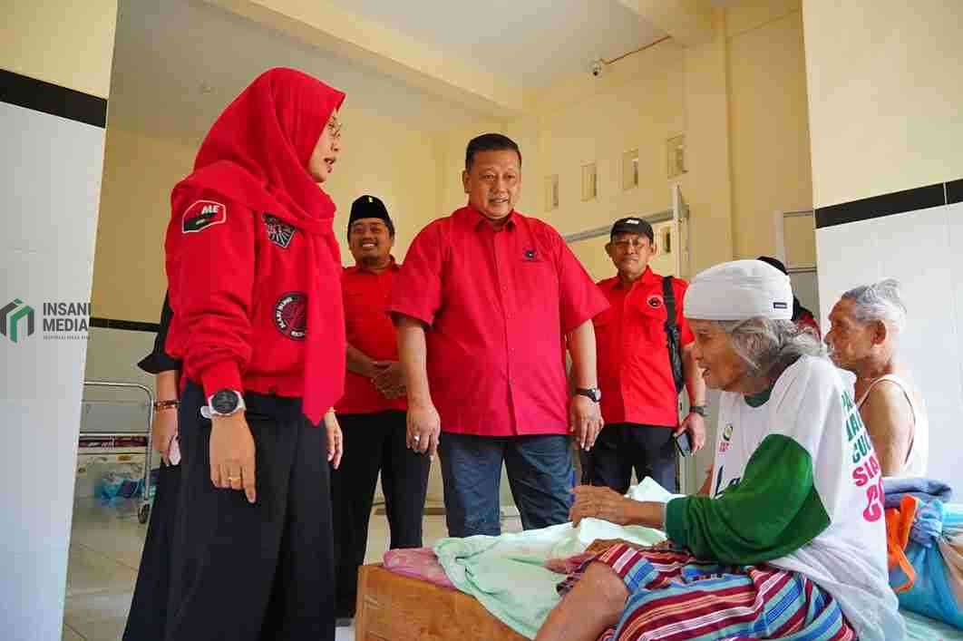 Sekretaris DPC PDI Perjuangan Kabupaten Kediri Dodi Purwanto saat Membesuk Lansia di panti sosial yang Merawat Lansia di Kediri