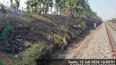 Sisa Pembakaran Jerami di Mantingan Kabupaten Ngawi di Sekitar Rel Kereta Api