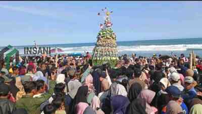 Tradisi Sedekah Laut di Pantai Heppiii Happy Desa Ayamputih Kecamatan Buluspesantren Kabupaten Kebumen