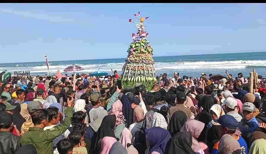Tradisi Sedekah Laut di Pantai Heppiii Happy Desa Ayamputih Kecamatan Buluspesantren Kabupaten Kebumen