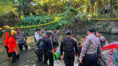 Diduga Roket Ditemukan di Sungai Blitar, Tim Jibom Lakukan Penanganan