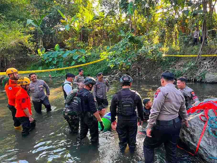 Diduga Roket Ditemukan di Sungai Blitar, Tim Jibom Lakukan Penanganan Unit Jibom Brimob Polda Jatim Mengevakuasi Roket dari di Aliran Sungai Lahar Jalan Manggar Sukorejo Kota Blitar