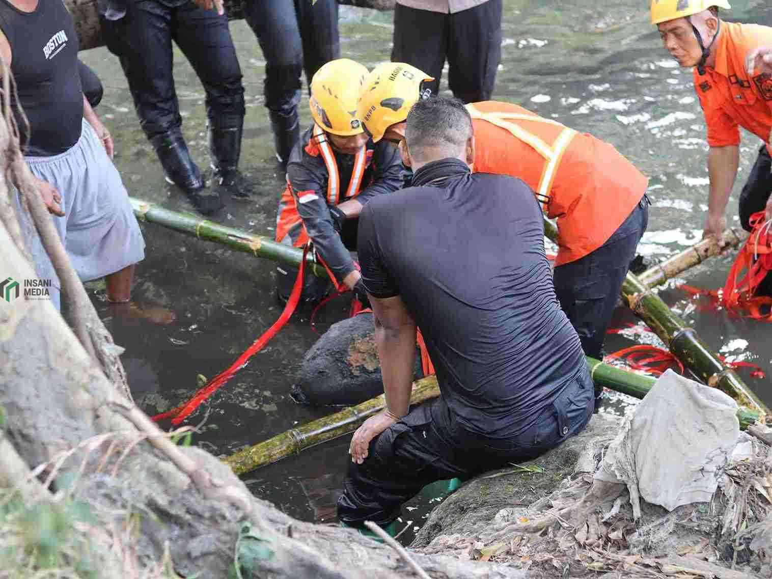 Tim Jibom Musnahkan Dugaan Bom Udara Seberat 100 Kg, Temuan di Sungai Lahar Kota Blitar Unit Jibom Brimob Polda Jawa Timur Ledakkan Bom Udara Seberat di 100 Kg di Kali Bladak Kecamatan Nglegok Kabupaten Blitar yang Ditemukan di Aliran Sungai Lahar Sukorejo Kota Blitar