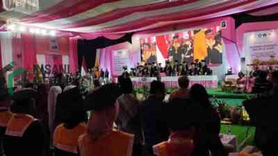 Universitas Kadiri Mengukuhkan 770 Wisudawan