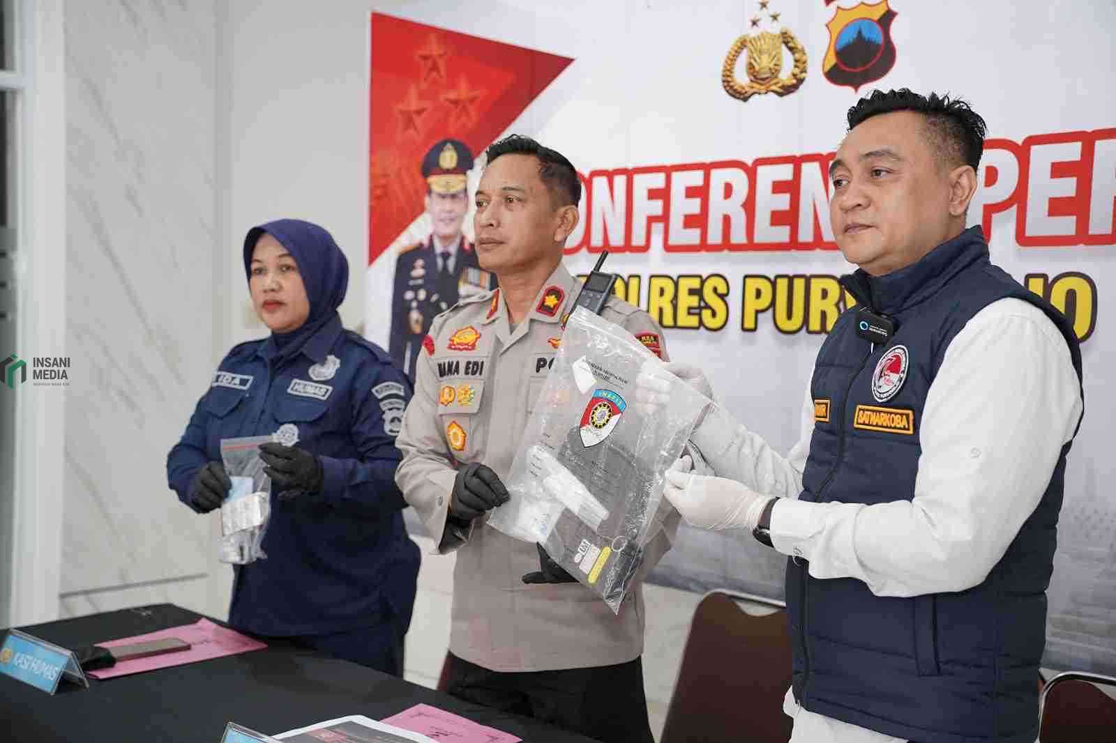 Wakapolres Purworejo Kompol Nana Edi Sugito saat Menunjukkan Barang Bukti Sabu