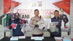 Wakapolres Purworejo Kompol Nana Edi Sugito saat Menunjukkan Barang Bukti kabel Listrik