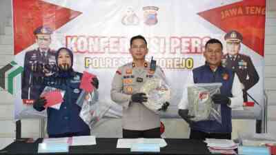 Wakapolres Purworejo Kompol Nana Edi Sugito saat Menunjukkan Barang Bukti kabel Listrik