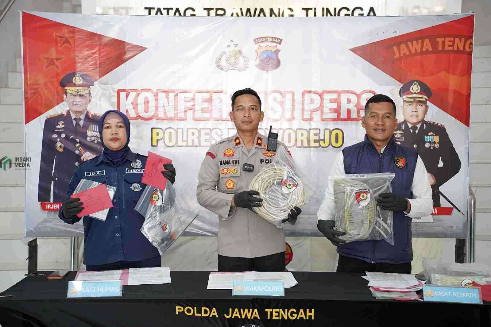 Polres Purworejo Bongkar Komplotan Pencuri Kabel Listrik, Satu Pelaku Masih Diburu Wakapolres Purworejo Kompol Nana Edi Sugito saat Menunjukkan Barang Bukti kabel Listrik