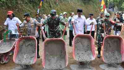 Wakil Bupati Purworejo Dion Agasi Setiabudi dan Dandim 0708Purworejo Letkol Inf Ketut Hendra Budihardja Menghadiri TMMD Reguler ke 26