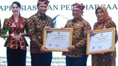 Wakil Gubernur Jawa Timur Emil Elestianto Dardak Menyerahkan Penghagaan Harganas 2026 karena Keluarga Berkualitas