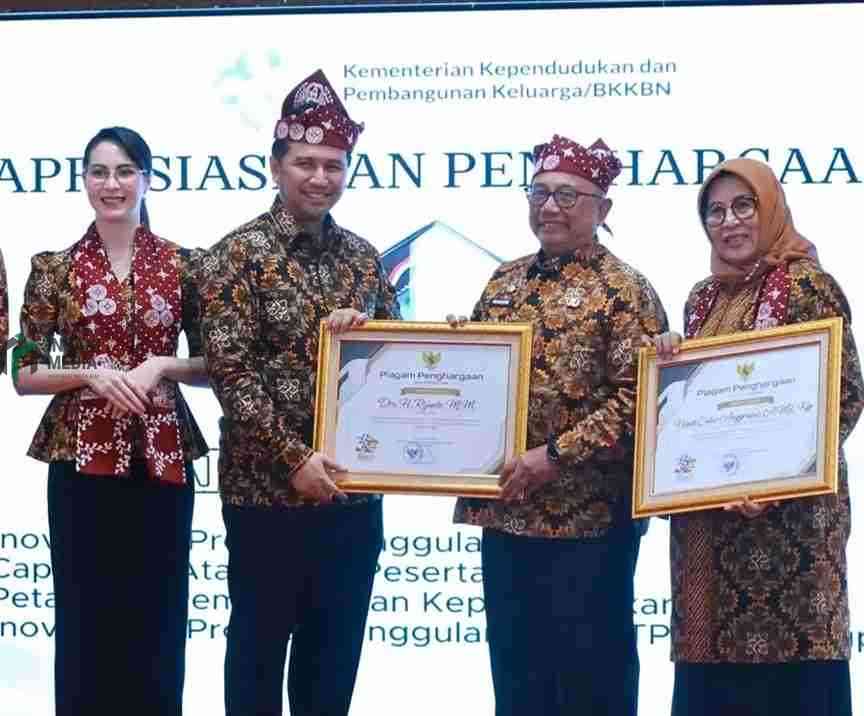 Kabupaten Blitar Raih Tiga Penghargaan Harganas 2026 Berkat Program Keluarga Berkualitas Wakil Gubernur Jawa Timur Emil Elestianto Dardak Menyerahkan Penghagaan Harganas 2026 karena Keluarga Berkualitas