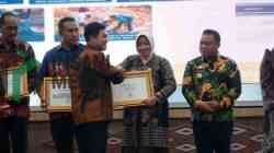 Wakil Menteri Kesehatan RI dr. Dante Saksono Harbuwono menyerahkan penghargaan itu pada puncak peringatan Hari Malaria Sedunia 2026 di Gedung Prof. dr. Sujudi Kementerian Kesehatan RI Jakarta