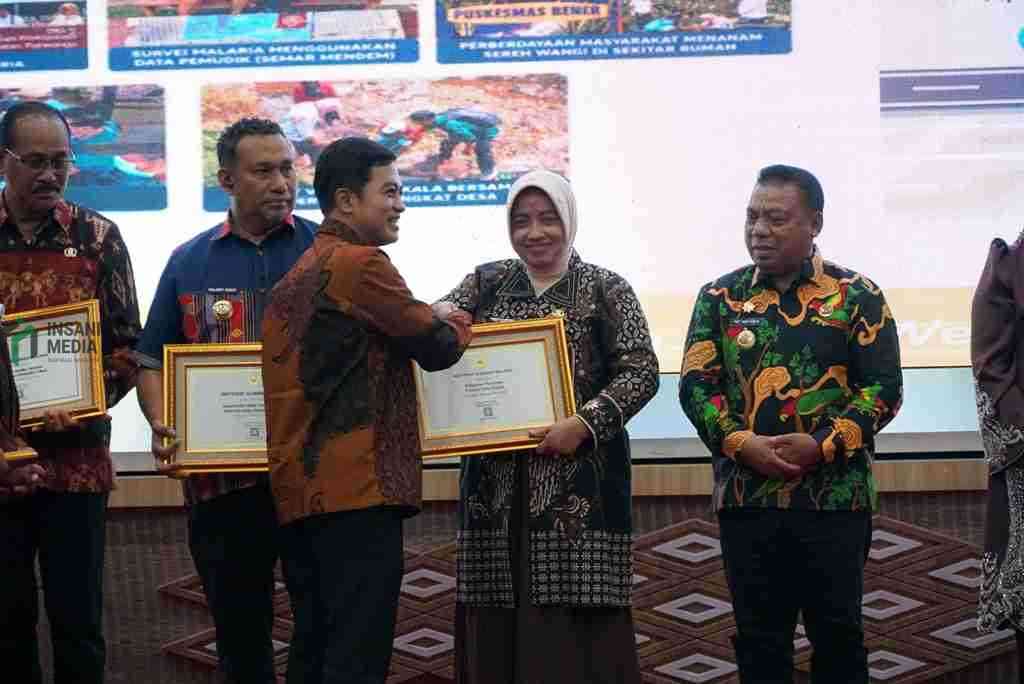 Wakil Menteri Kesehatan RI dr. Dante Saksono Harbuwono menyerahkan penghargaan itu pada puncak peringatan Hari Malaria Sedunia 2026 di Gedung Prof. dr. Sujudi Kementerian Kesehatan RI Jakarta