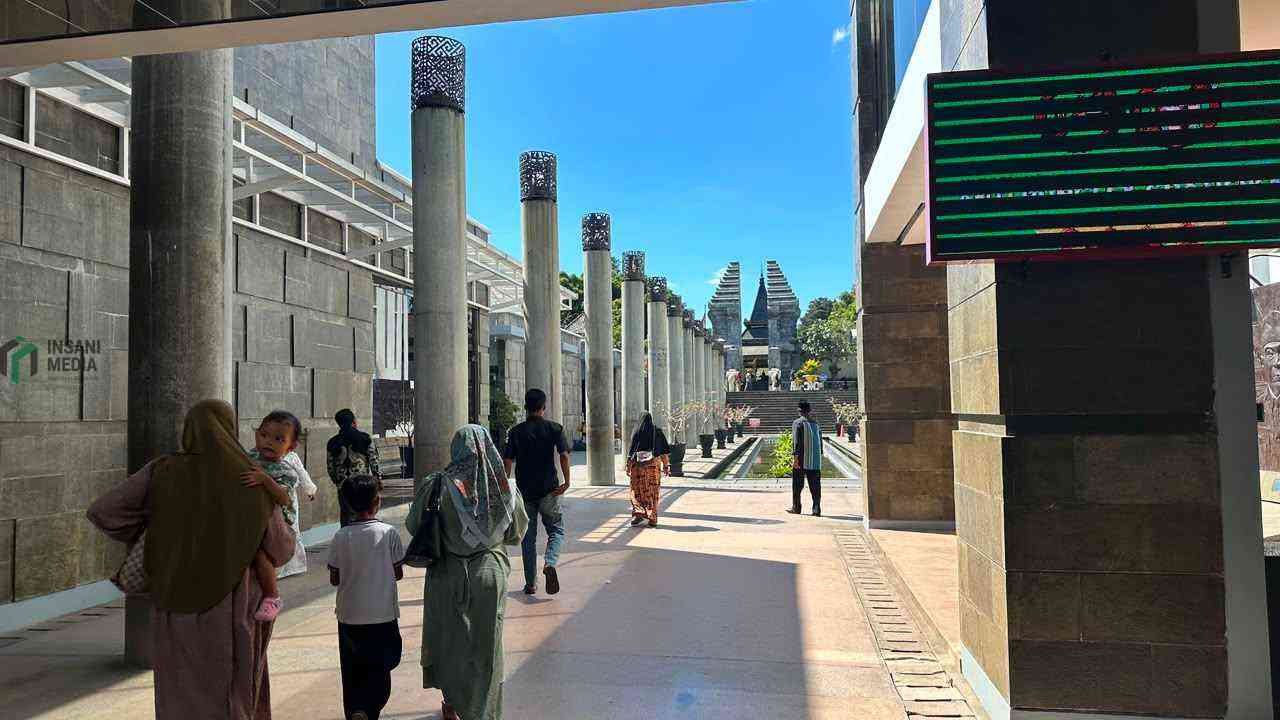 Wisatawan di Makam Bung Karno MBK Kota Blitar