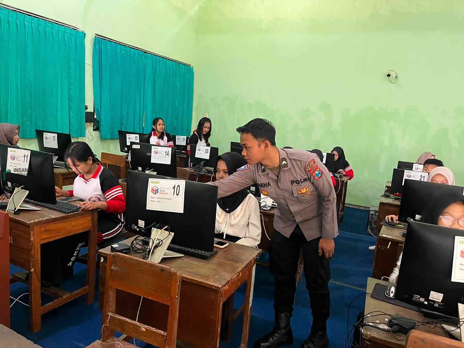 Polres Blitar Edukasi Ratusan Pelajar Soal AI Antisipasi Deepfake dan Hoaks Anggota Polres Blitar Mengedukasi Pelajar tentang Deepfake