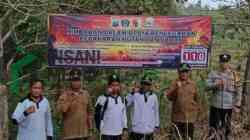 Bhabinkamtibmas Polsek Panggungrejo memasang banner berisi imbauan pencegahan kebakaran hutan dan lahan karhutla
